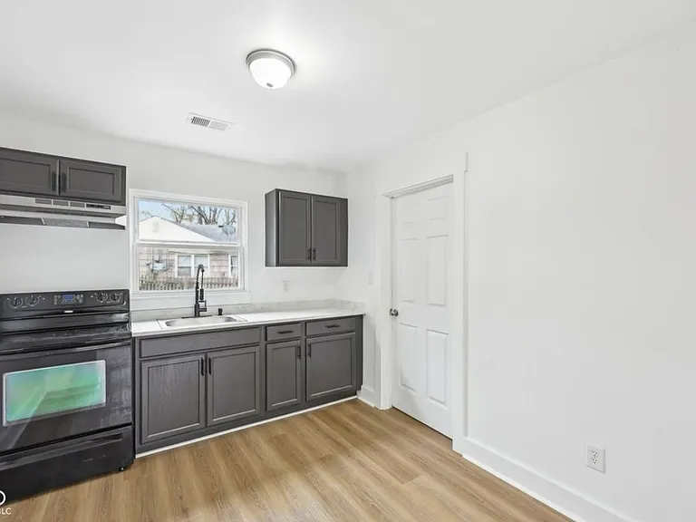2126 N Kenyon St — Photo 7