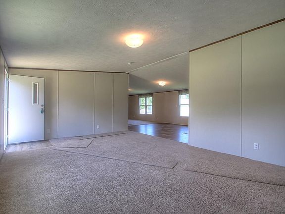 5th image of 18 Houston Dr