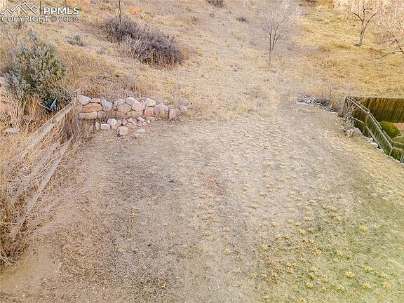 4th image of 890 Columbine Ave