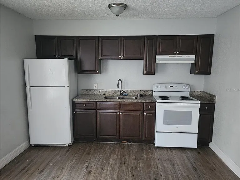 1105 Old South Dr — Photo 2