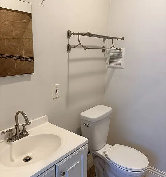 2142 S Victoria Ave — Photo 21