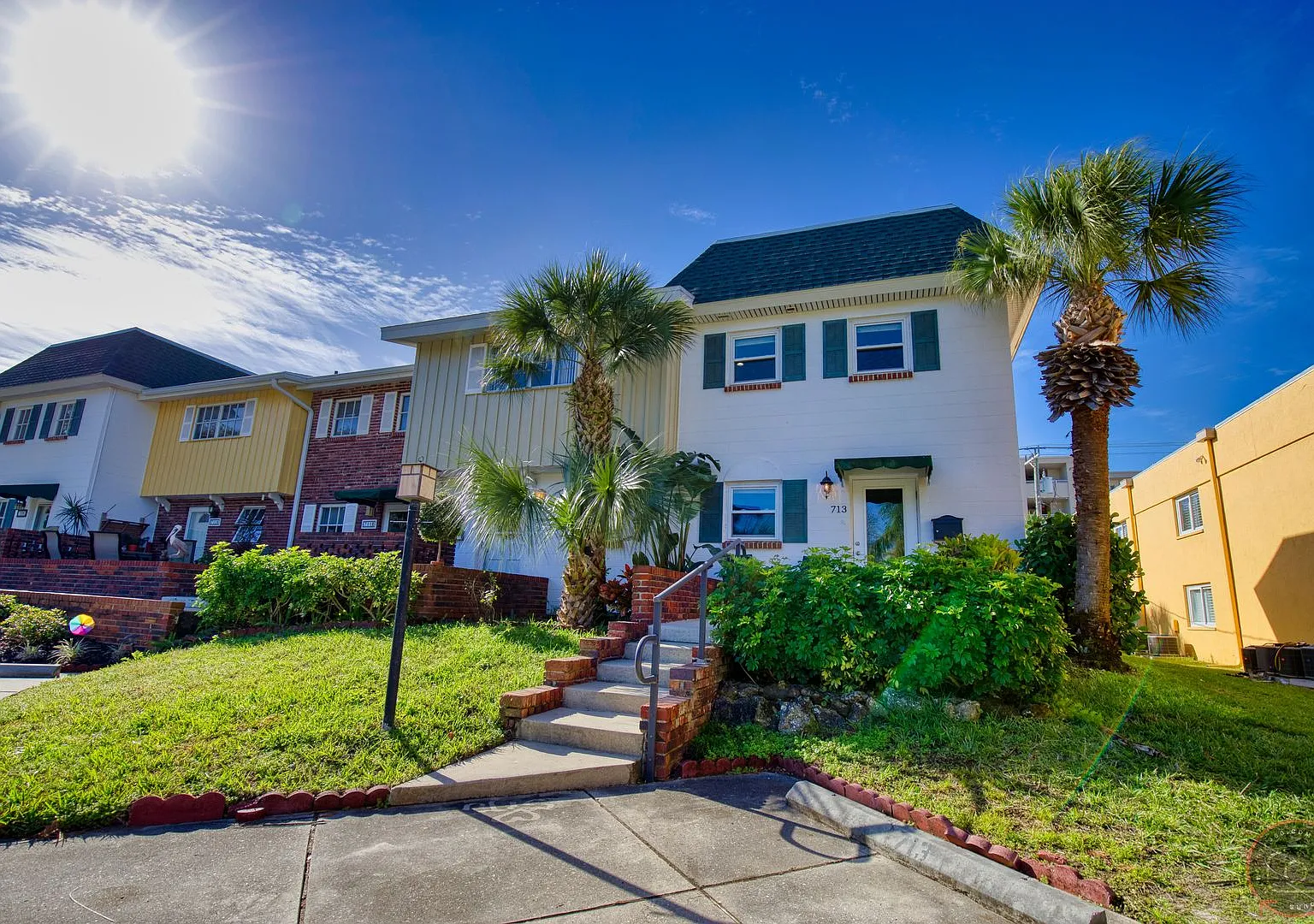 Seasonal Short-Term Venice Island Townhouse Steps from Venice Beach! — Photo 1