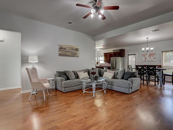 5th image of 403 Cezanne Dr