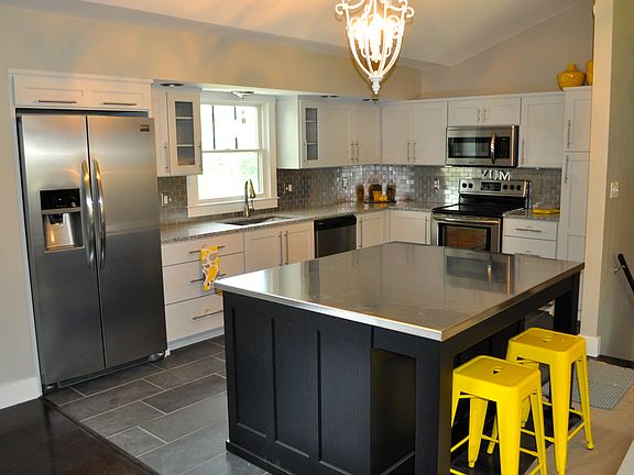 3rd image of 156 N Dartmouth Dr