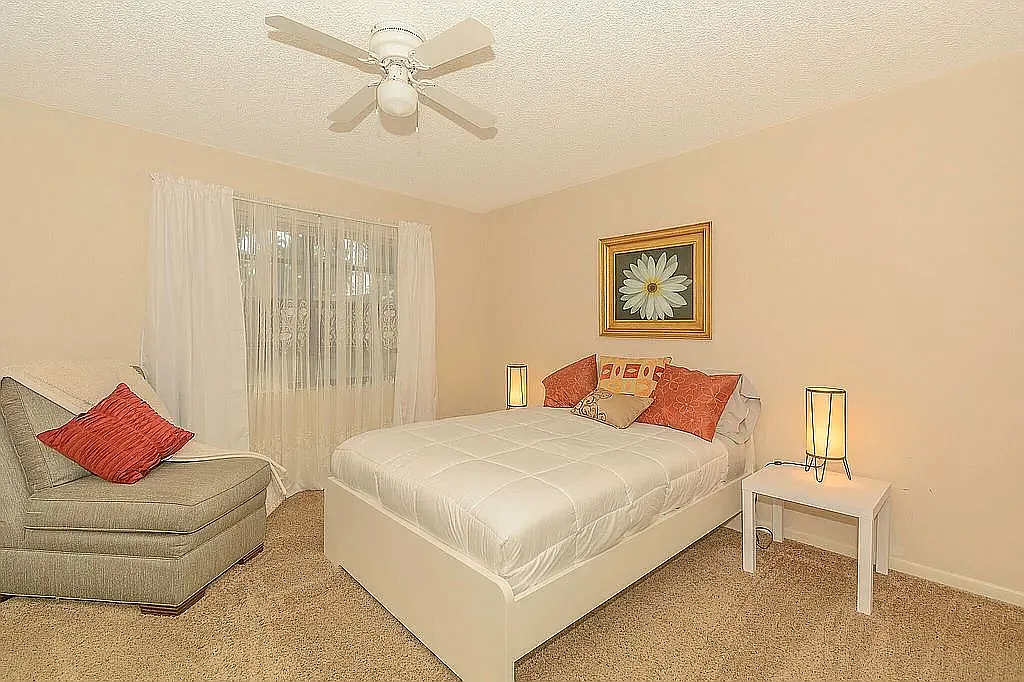 2 bed, 1600 sqft, $900 — Photo 2