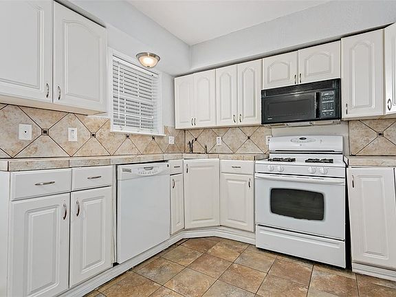2nd image of 809 Mardi Gras Ln