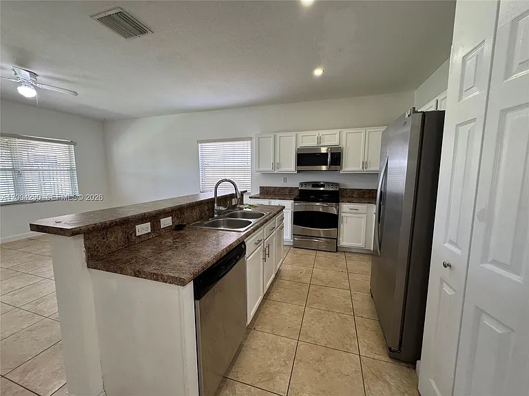 2653 NE 3rd Ct — Photo 8