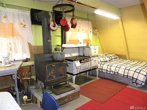 Another view showing the sleeping area. 