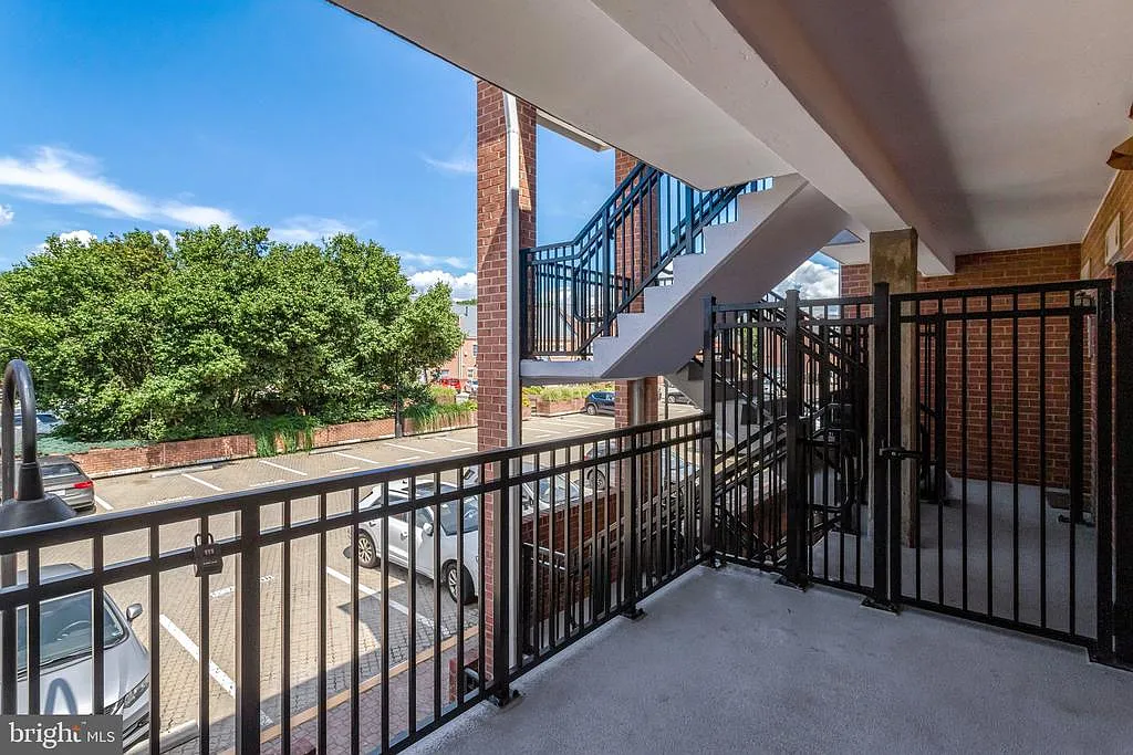 2 bed, 2.0 bath, 986 sqft, $3,200 — Photo 4