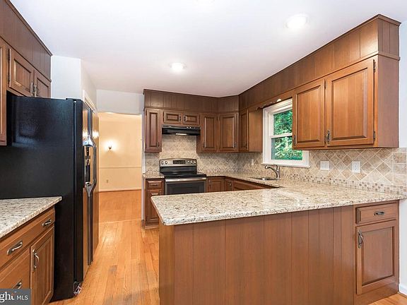 5th image of 405 Baker Ln
