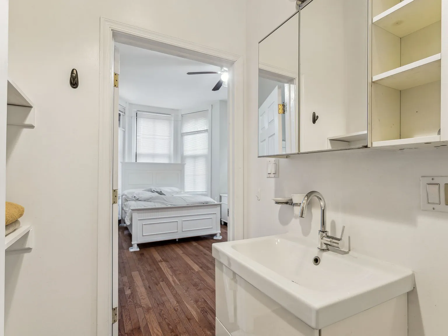 3 bed, 1000 sqft, $1,800 — Photo 2