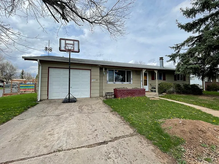 1532 W Lake St — Photo 1