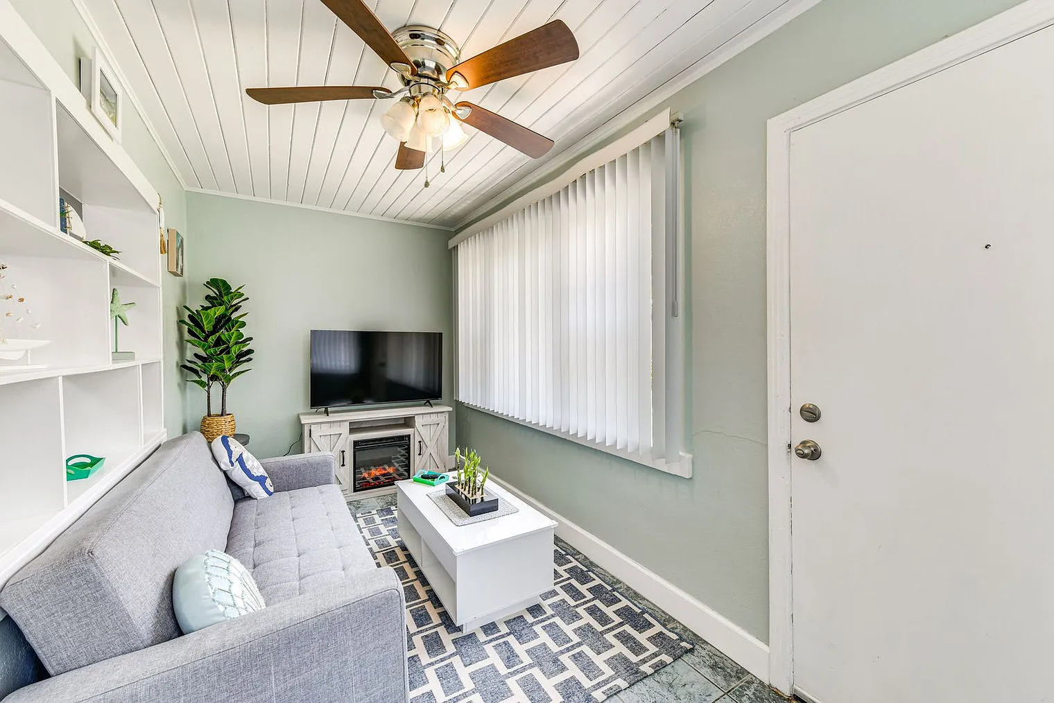 1 bed, 1.0 bath, 495 sqft, $2,322 — Photo 2