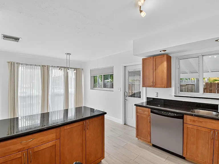 1606 NE 15th Ave #1606 — Photo 7