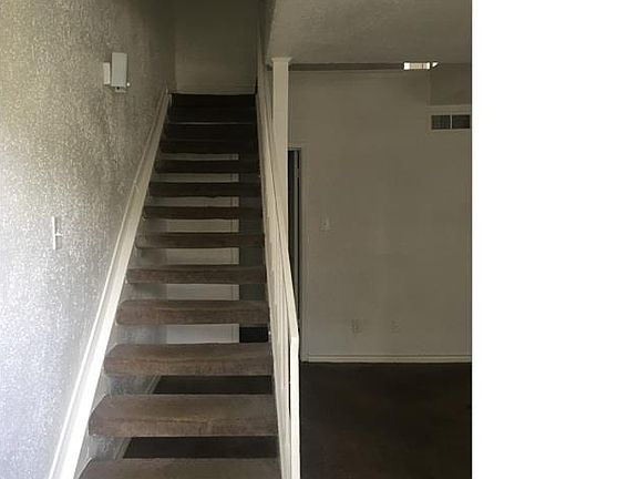 2nd image of 5625 Antoine Dr #303