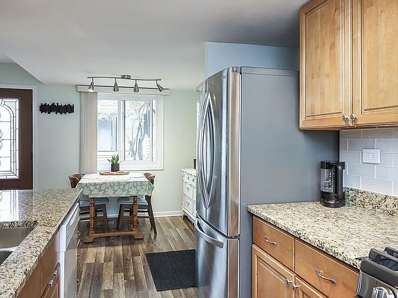 5th image of 2S739 Winchester Cir E Unit 2