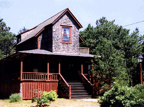 6 Arlington Ave, Oak Bluffs, MA 02557