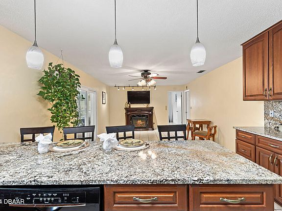 4th image of 7 E Sovereign Ln