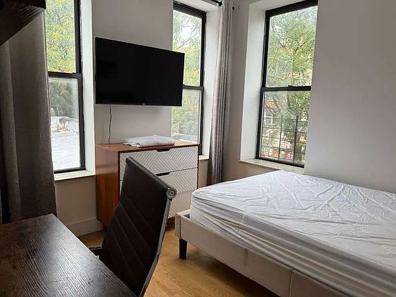 2nd image of 1694 Park Ave #2N