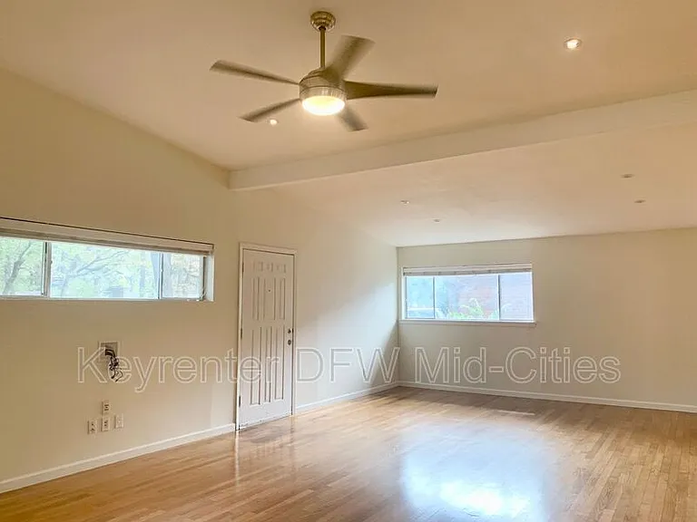 501 Nottingham Dr — Photo 3