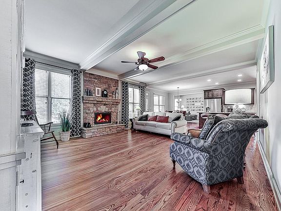 5th image of 601 Walker Ct