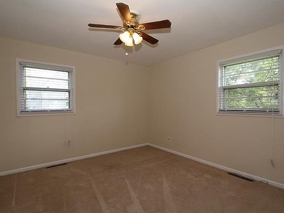 4th image of 740 Cloverdale Ave
