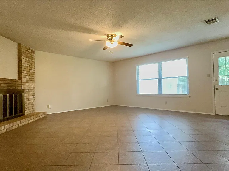 1213 Kenyon Dr — Photo 3