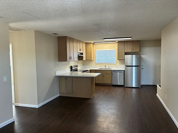 5th image of 975 E Washington Ave APT E
