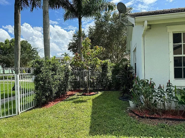 4762 Lakeside Ter — Photo 33