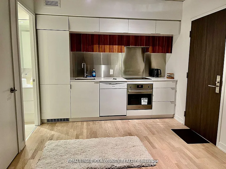 185 Roehampton Ave #409 — Photo 11