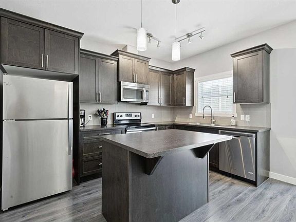 3rd image of 626 W Skyview Ranch Grv NE