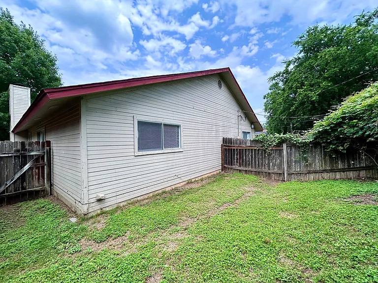 2103 Courtney St — Photo 18