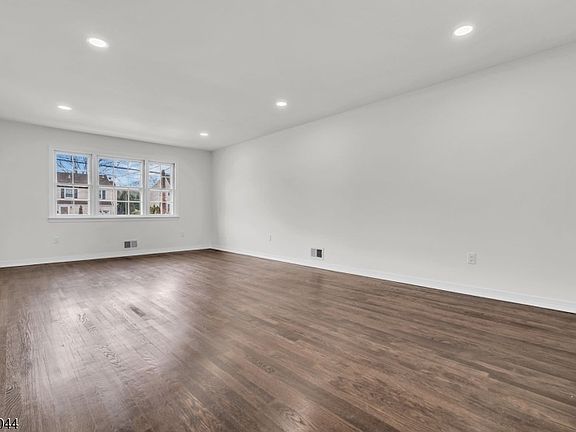 4th image of 684 Gallows Hill Rd