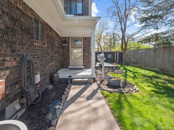 24124 Quad Park Ln, Clinton Township, MI 48035