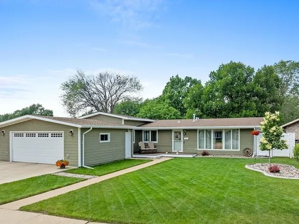 120 25th St SW, Minot, ND 58701