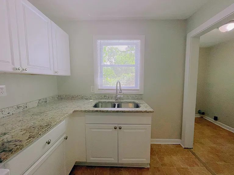 907 Harris St — Photo 8