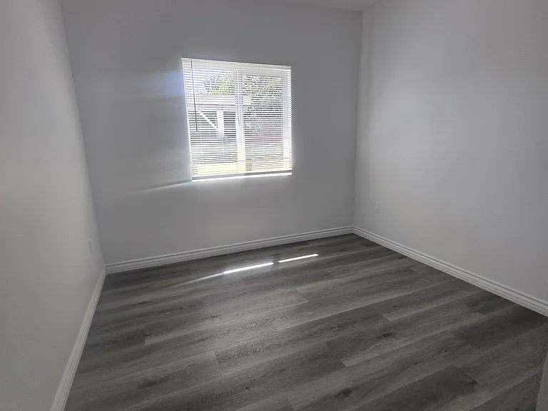 Roxbury Dr — Photo 11
