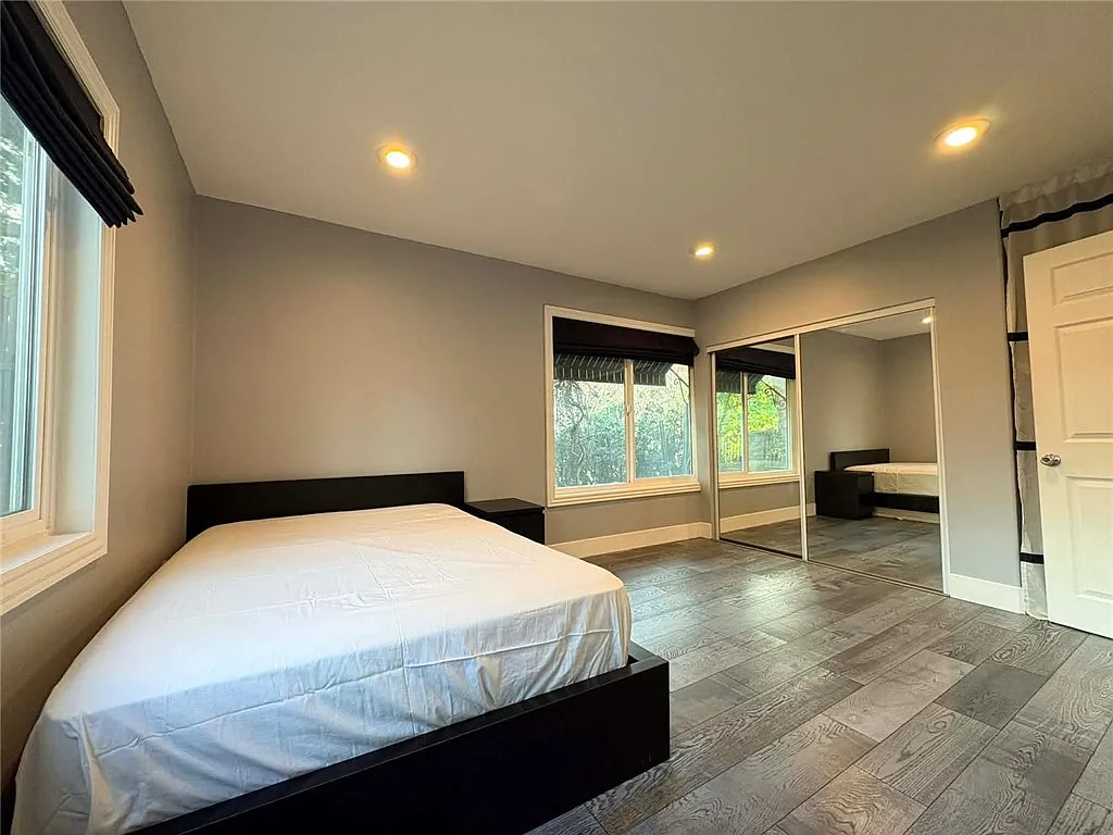 1 bed, 2201 sqft, $1,300 — Photo 2