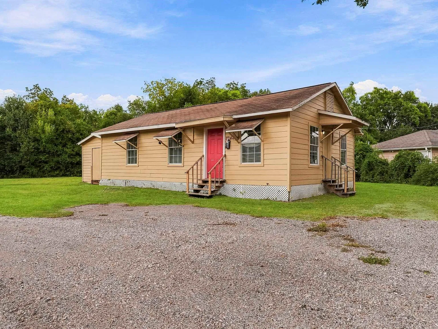 3 bed, 1.0 bath, 858 sqft, $1,200 — Photo 2