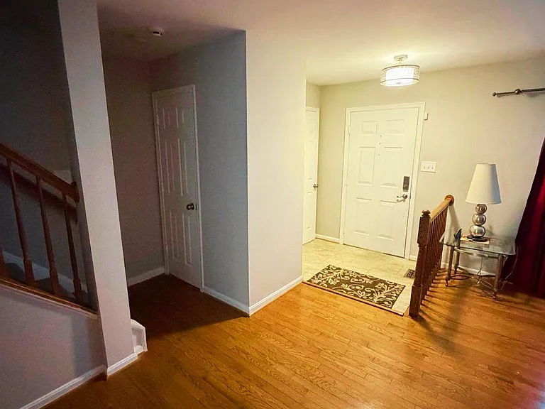 111 Connery Ter SW — Photo 4