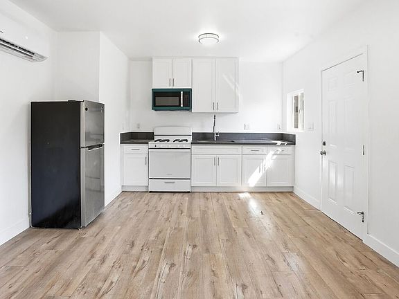 2nd image of 208 W 49th St