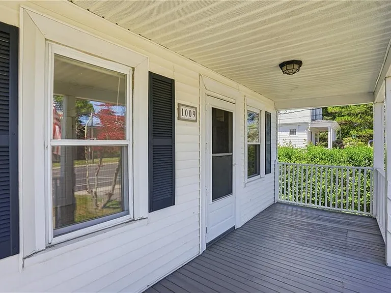 1009 Willett Ave E — Photo 5