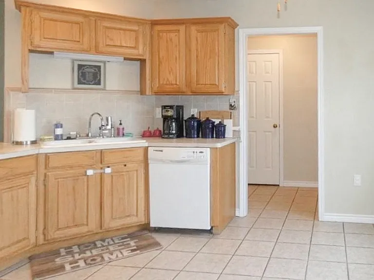 825 Huddleston Dr — Photo 3