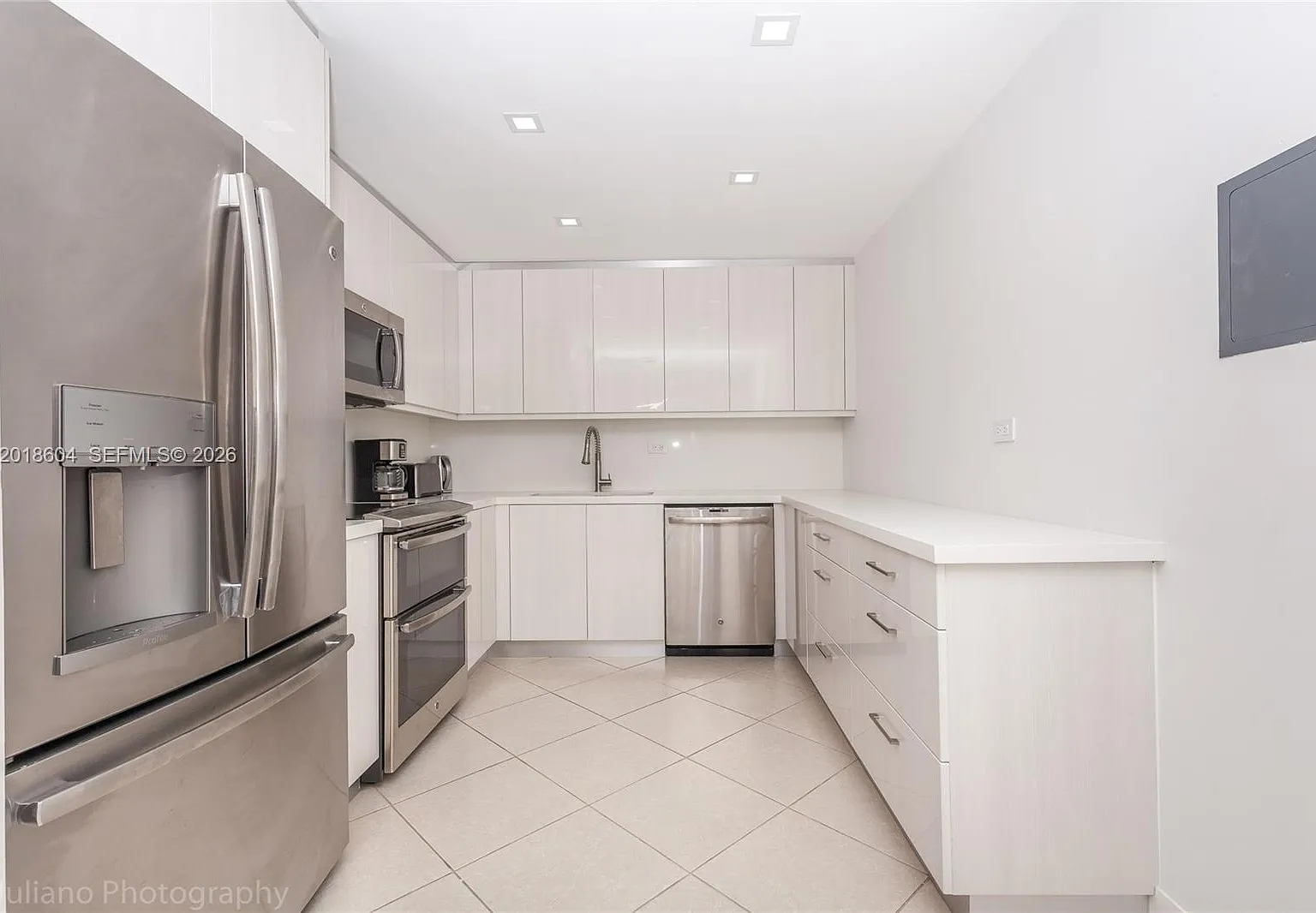 Oceanside Plaza Condo — Photo 4