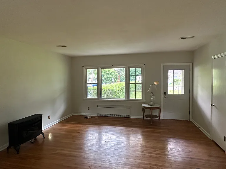 13 N Greenwood Ave — Photo 2