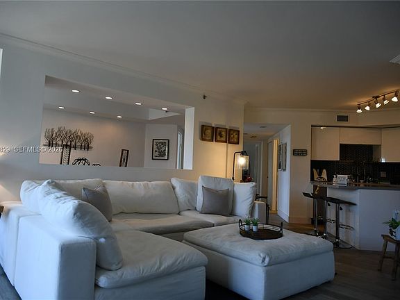 3rd image of 1000 E Island Blvd APT 303