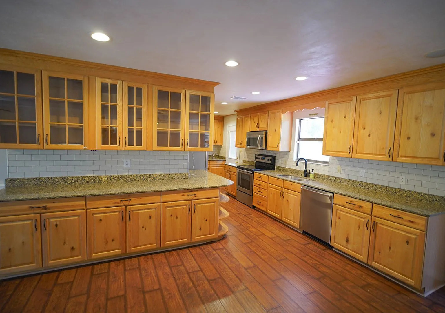 3 Bed / 3 Bath Home in NW with Pole Barn for your toys! — Photo 3