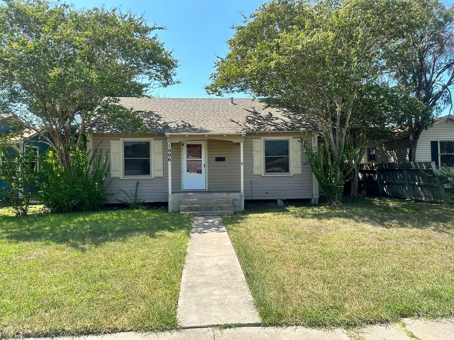 1006 Campbell St — Photo 1