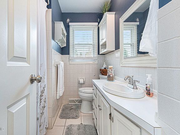3rd image of 124 River Park Dr