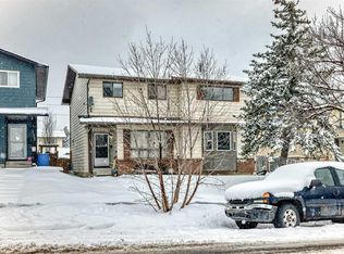 139 E Bermuda Dr NW, Calgary, AB T3K 1H6